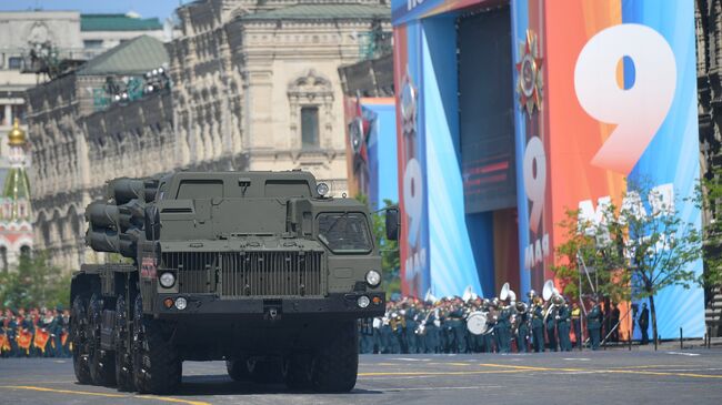 Боевая машина реактивной системы залпового огня Смерч на военном параде