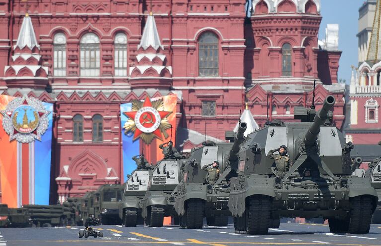 Самоходные артиллерийские установки Коалиция-СВ и Мста-С на военном параде, посвященном 73-й годовщине Победы в ВОВ