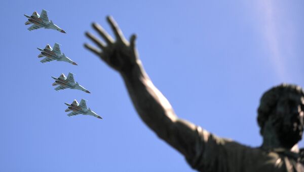 Истребители-бомбардировщики Су-34 на военном параде, посвященном 73-й годовщине Победы в ВОВ