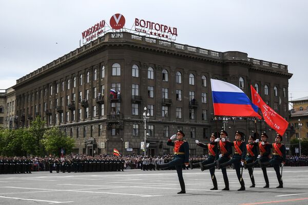 Военнослужащие на военном параде в Волгограде, посвященном 73-й годовщине Победы в Великой Отечественной войне