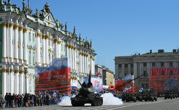 Танк Т-34-85 на военном параде в Санкт-Петербурге, посвященном 73-й годовщине Победы в Великой Отечественной войне