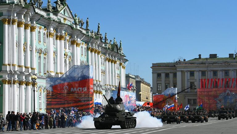 Танк Т-34-85 на военном параде в Санкт-Петербурге, посвященном 73-й годовщине Победы в Великой Отечественной войне