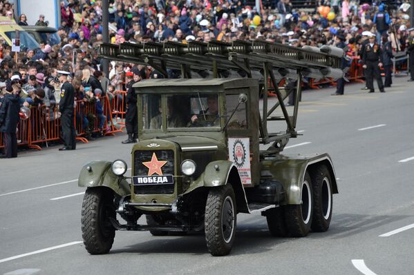 Боевая машина Катюша на параде Победы во Владивостоке, посвященном 73-й годовщине Победы в Великой Отечественной войне