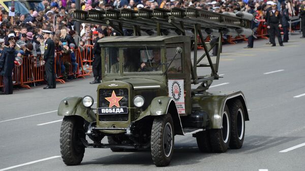 Боевая машина Катюша на параде Победы во Владивостоке, посвященном 73-й годовщине Победы в Великой Отечественной войне