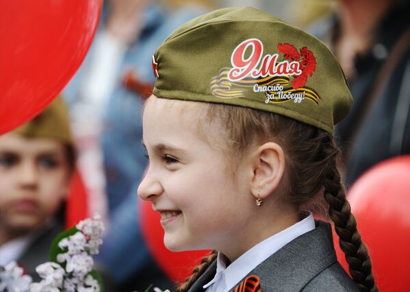 Девочка во время празднование Дня Победы в Ростове-на-Дону, посвященного 73-й годовщине Победы в Великой Отечественной войне