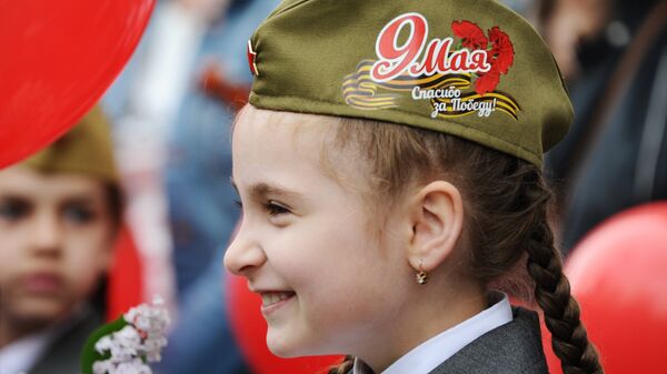 Девочка во время празднование Дня Победы в Ростове-на-Дону, посвященного 73-й годовщине Победы в Великой Отечественной войне