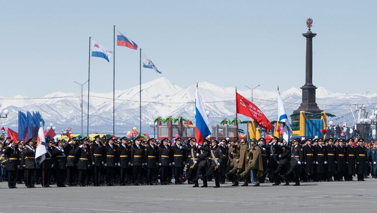 Парадный расчет с копией Знамени Победы, государственным флагом РФ на военном параде в Петропавловске-Камчатском, посвященном 73-й годовщине Великой Победы в Великой Отечественной войне