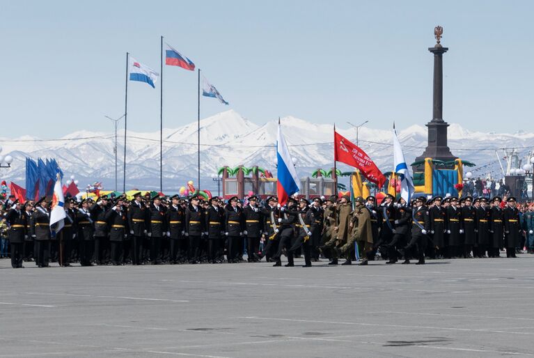 Парадный расчет с копией Знамени Победы, государственным флагом РФ на военном параде в Петропавловске-Камчатском, посвященном 73-й годовщине Великой Победы в Великой Отечественной войне