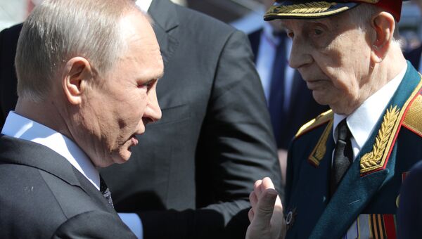 Президент РФ Владимир Путин с ветераном после военного парада в Москве