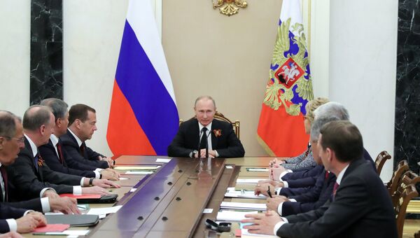 Президент РФ Владимир Путин и председатель правительства РФ Дмитрий Медведев на совещании с постоянными членами Совета безопасности РФ. 9 мая 2018