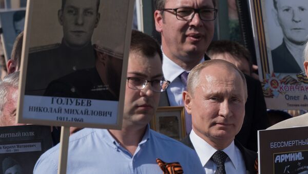 Президент РФ Владимир Путин принял участие в шествии Бессмертный полк. 9 мая 2018