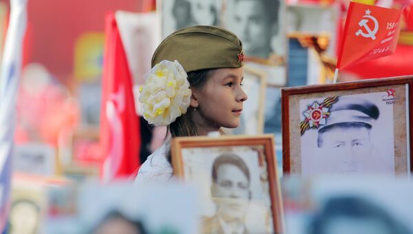 Девочка на акции Бессмертный полк в Москве