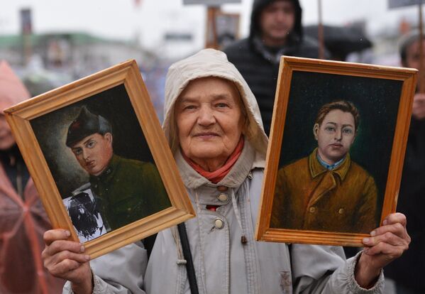 Участница акции Бессмертный полк в Екатеринбурге