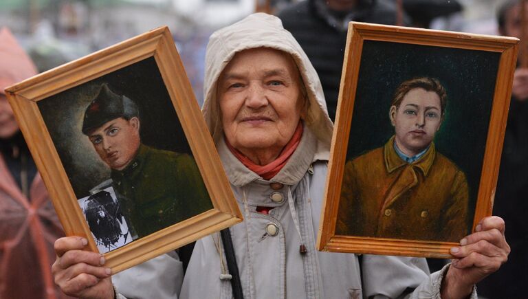 Участница акции Бессмертный полк в Екатеринбурге