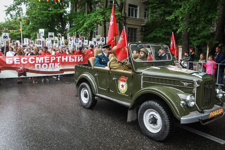 Участники акции Бессмертный полк в Пятигорске