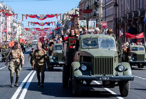 Участники акции Бессмертный полк в Санкт-Петербурге