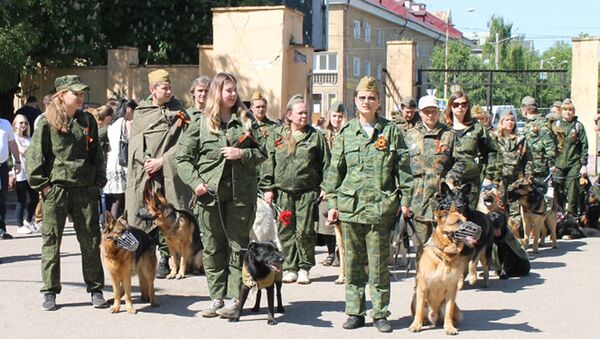 Участники акции, посвященной собакам, принимавшим участие в Великой Отечественной войне, в Калининграде. 9 мая 2018