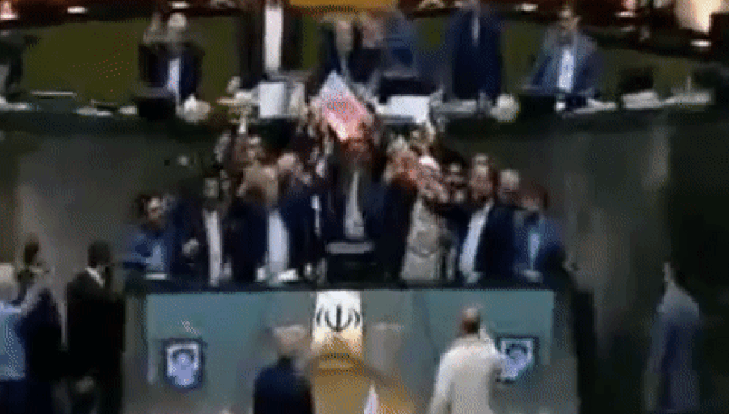 Сожжение флага США в парламенте Ирана. 9 мая 2018