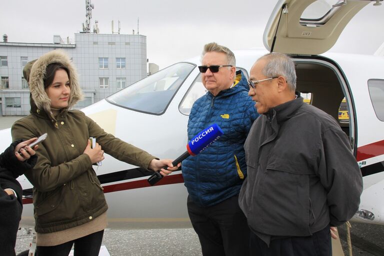  Путешественники Арчер Уильям Пол и Чу Пер Жоу прибыли на остров Сахалин в рамках кругосветного путешествия на частном самолете Eclipse 500