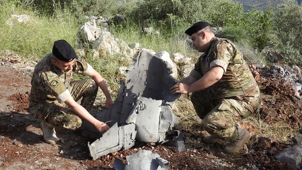 Ливанские солдаты обследуют остатки ракет обнаруженные на территории Ливана. 10 мая 2018