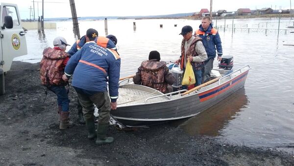 Сотрудники МЧС во время помощи пострадавщим в результате паводка. Архивное фото