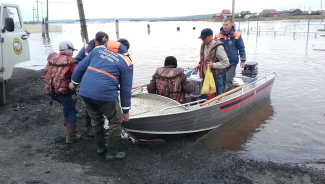 Сотрудники МЧС во время помощи пострадавщим в результате паводка в Якутии