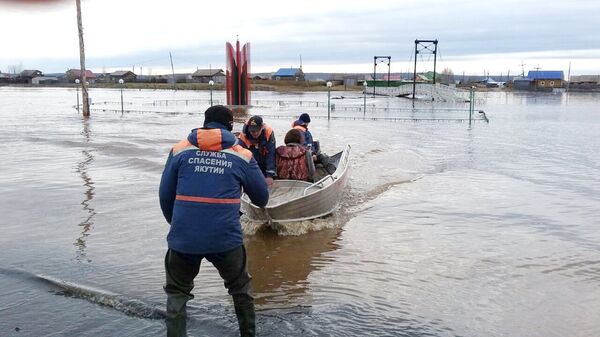 Сотрудники МЧС во время помощи пострадавщим в результате паводка в Амгинском районе Республики Саха (Якутия). 10 мая 2018
