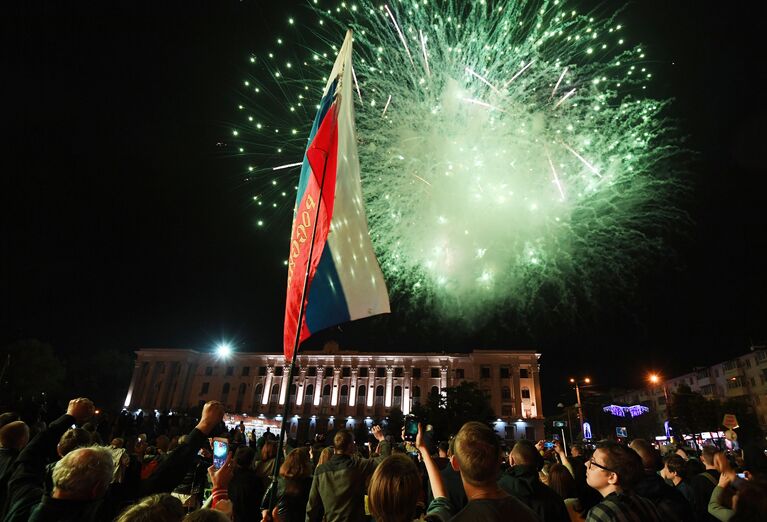 Праздничный салют в честь Дня Победы в Симферополе