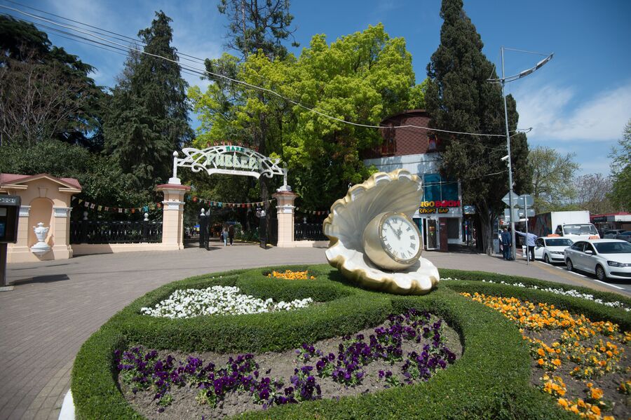 Скульптура Жемчужина с часами в парке Ривьера в Сочи
