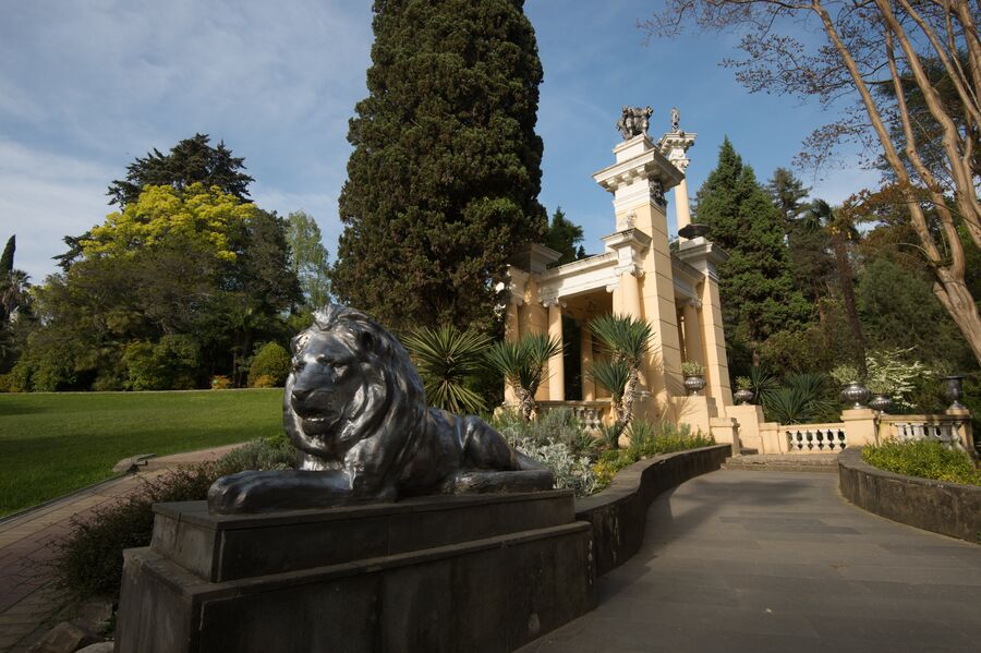 Скульптура льва в парке Дендрарий в Сочи