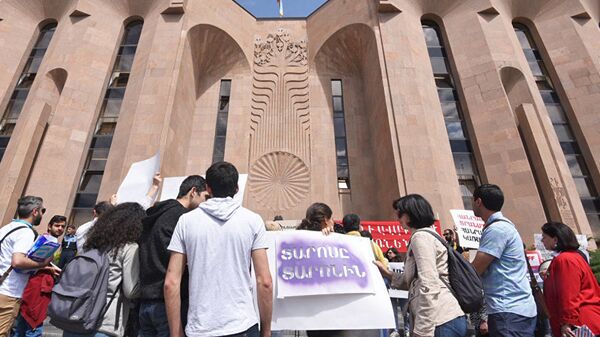 Участники акции с требованием отставки мэра Еревана Тарона Маргаряна у здания администрации в Ереване. 10 мая 2018 Участники акции с требованием отставки мэра Еревана Тарона Маргаряна у здания администрации в Ереване. 10 мая 2018