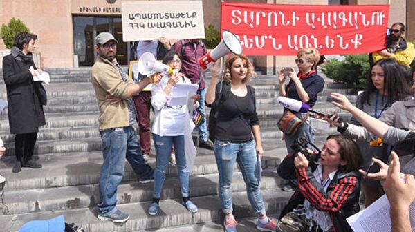 Участники акции с требованием отставки мэра Еревана Тарона Маргаряна у здания администрации в Ереване. 10 мая 2018