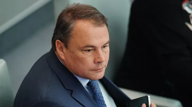 Заместитель председателя Государственной Думы РФ Петр Толстой перед началом пленарного заседания Государственной Думы РФ. 10 мая 2018
