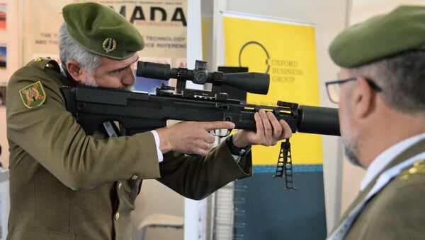 Посетитель выставки знакомится с 12,7-мм крупнокалиберной снайперской винтовкой российского производства на выставке сил специального назначения SOFEX-2018 на авиабазе Марка в Иордании
