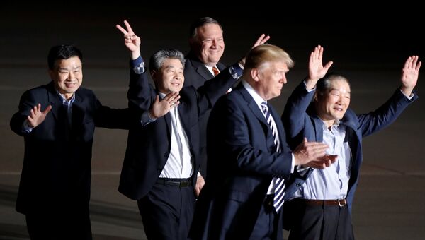Президент США Дональд Трамп, госсекретарь Майк Помпео и трое граждан США корейского происхождения, освобожденные в Северной Корее, на базе Эндрюс в штате Мэриленд. 10 мая 2018