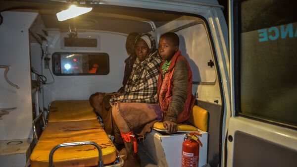 Местные жители в машине скорой помощи после прорыва дамбы на реке Солаи в 40 км от города Накуру в Кении. 10 мая 2018