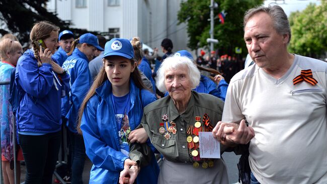 Волонтеры приняли участие в организации парада Победы