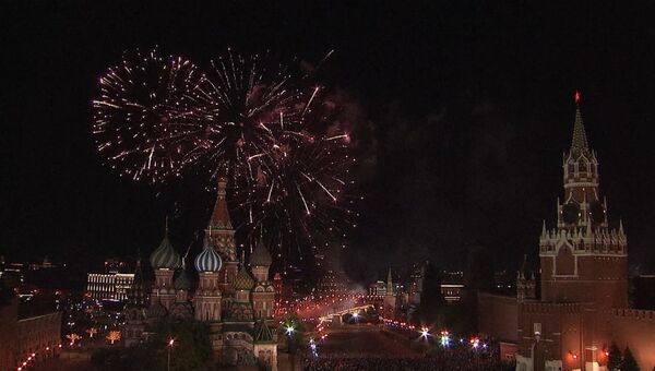 Праздничный салют в Москве в честь 73-й годовщины Победы