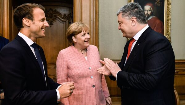 Президент Франции Эммануэль Макрон, канцлер Германии Ангела Меркель и президент Украины Петр Порошенко во время встречи в городе Аахен в Германии. 10 мая 2018
