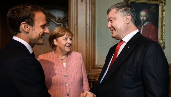 Президент Франции Эммануэль Макрон, канцлер Германии Ангела Меркель и президент Украины Петр Порошенко во время встречи в городе Аахен в Германии. 10 мая 2018