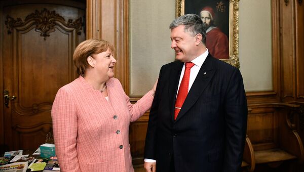 Канцлер Германии Ангела Меркель и президент Украины Петр Порошенко во время встречи в городе Аахен в Германии. 10 мая 2018
