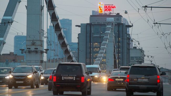 Эмблема чемпионата мира по футболу 2018 на крыше здания в Москве