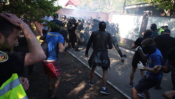 Столкновения националистов с полицией в районе дома Сергея Левочкина в Киеве