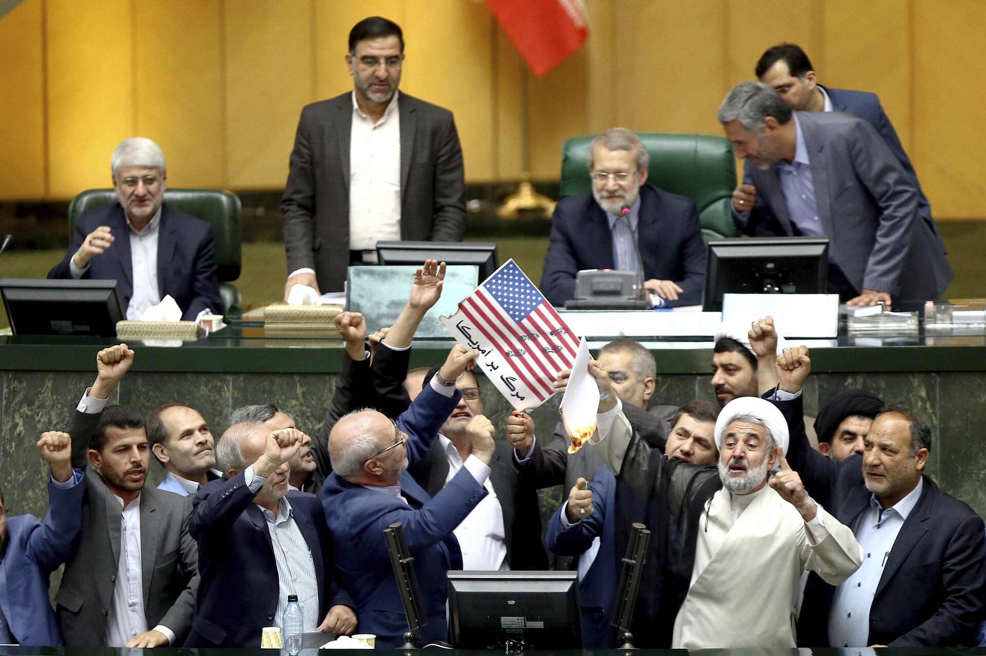 Иранские парламентарии поджигают флаг США и копию договора по Совместному всеобъемлющему плану действий (СВПД) по иранской ядерной программе в Тегеране  - РИА Новости, 1920, 07.06.2022