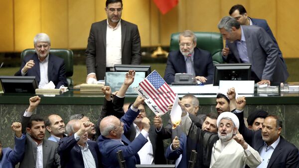 Иранские парламентарии поджигают флаг США и копию договора по Совместному всеобъемлющему плану действий (СВПД) по иранской ядерной программе в Тегеране