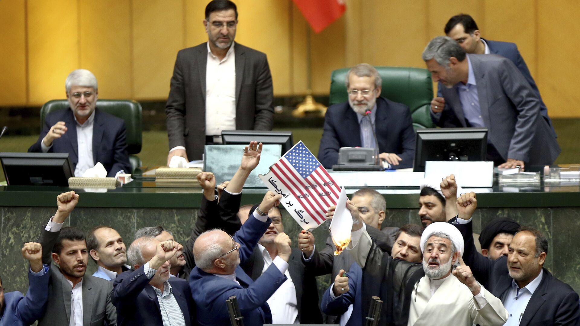 Иранские парламентарии поджигают флаг США и копию договора по Совместному всеобъемлющему плану действий (СВПД) по иранской ядерной программе в Тегеране  - РИА Новости, 1920, 21.06.2024