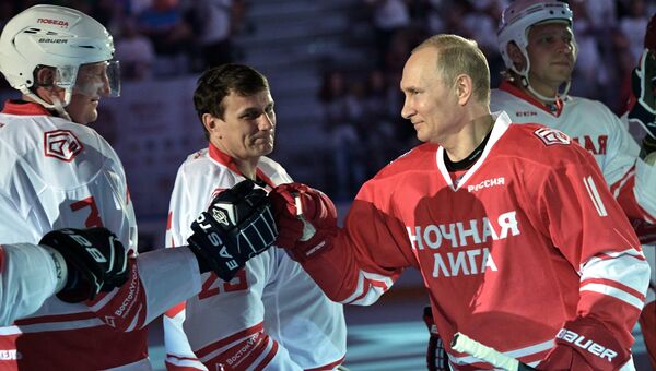 Президент РФ Владимир Путин принимает участие в гала-матче Ночной хоккейной лиги в Сочи. 10 мая 2018