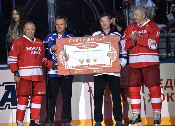 Президент РФ Владимир Путин и президент Ночной хоккейной лиги Александр Якушев на церемонии награждения победителя в категории Лига чемпионов 40+ перед началом гала-матча НХЛ