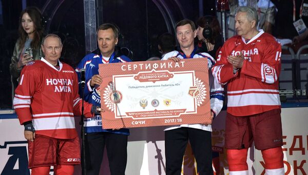 Президент РФ Владимир Путин и президент Ночной хоккейной лиги Александр Якушев на церемонии награждения победителя в категории Лига чемпионов 40+ перед началом гала-матча НХЛ