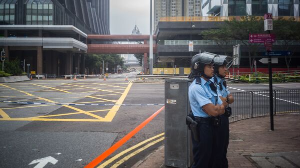 Полиция на пустых улицах Гонконга после эвакуации людей в районе обезвреживания бомбы ANM-65. 11 мая 2018
